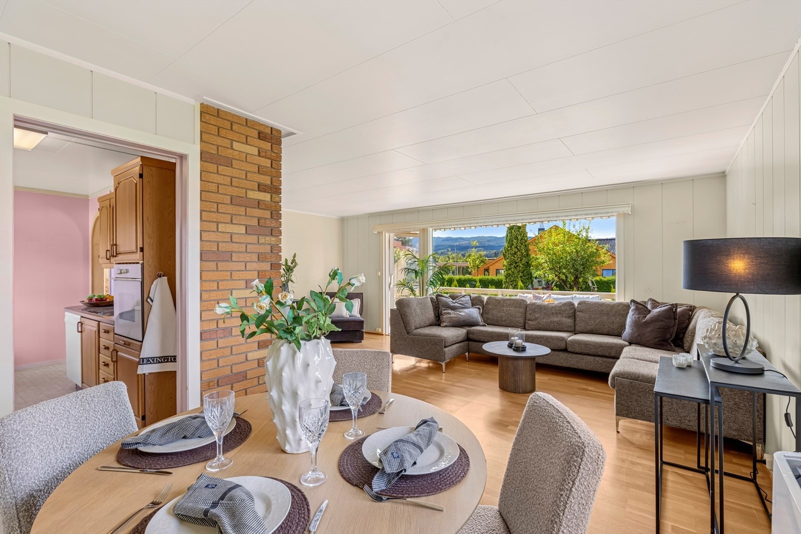 Boligen strekker seg over to plan og har et internt bruksareal på 179 kvm. Galleribilde