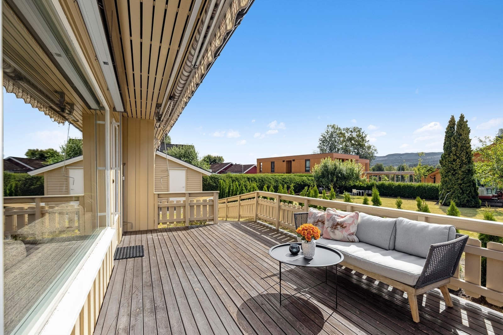 Videre adkomst ut til hagen. Galleribilde