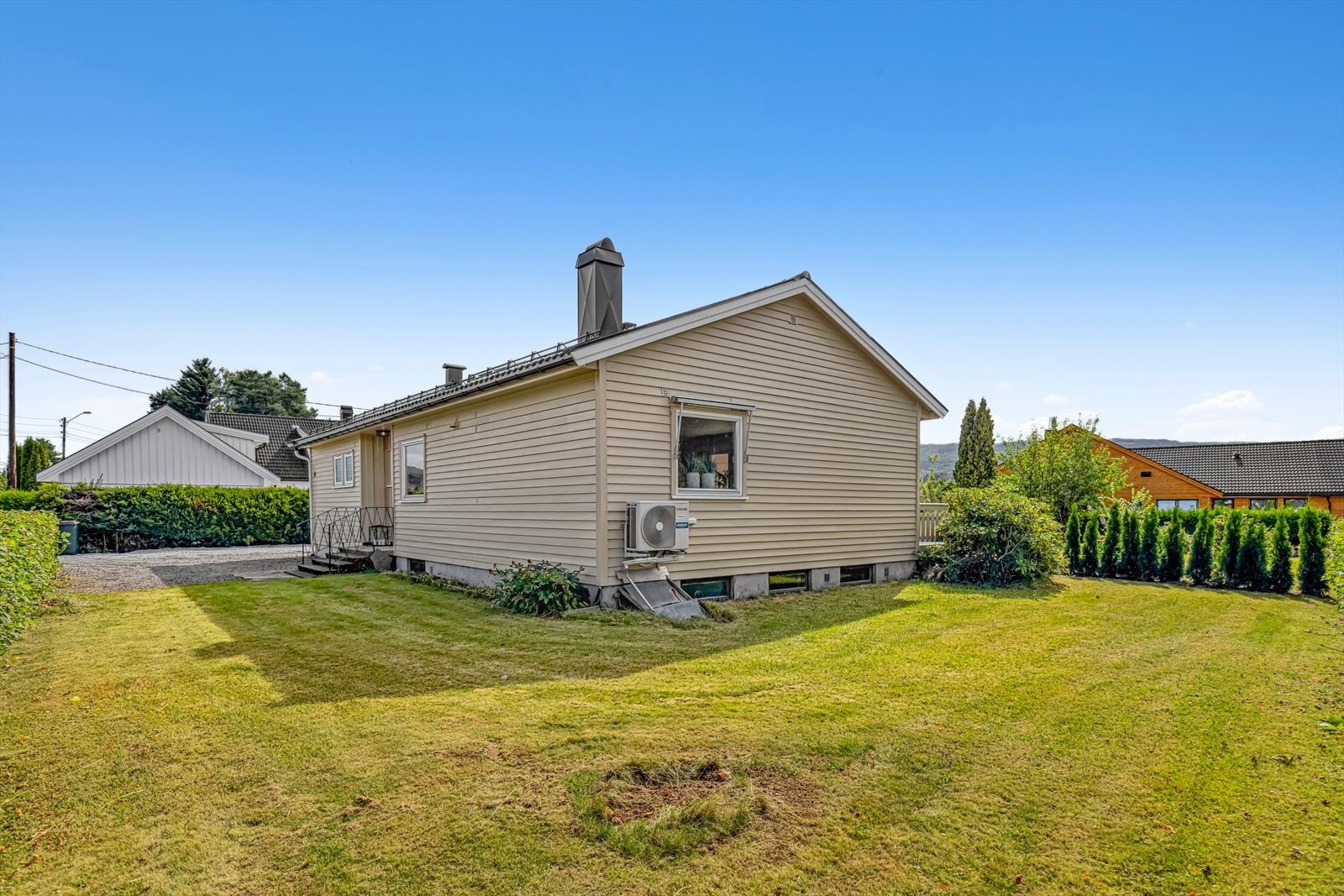 Eiendommen er omkranset av hekk/tuja. Svært gode solforhold. Galleribilde