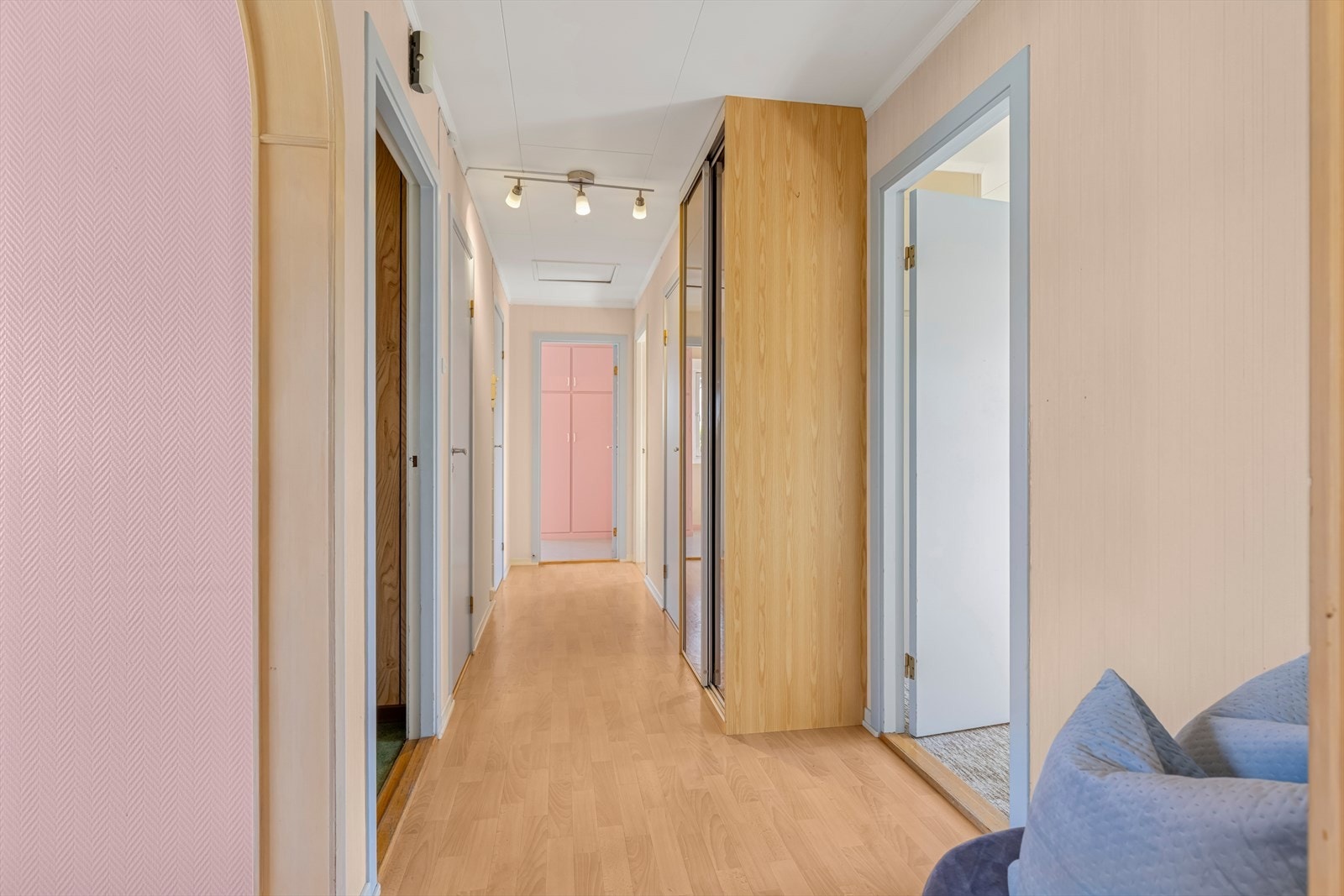 I gangen er det montert garderobeskap med skyvedører. Galleribilde