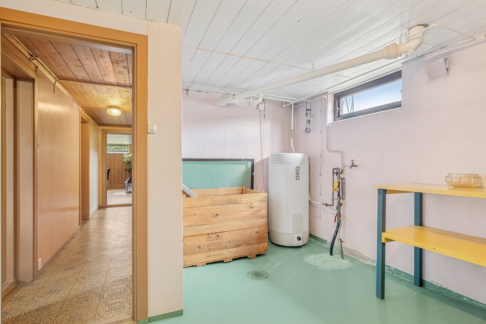 Varmtvannstanken som er på ca 200 liter er plassert i bod i kjelleren. Galleribilde