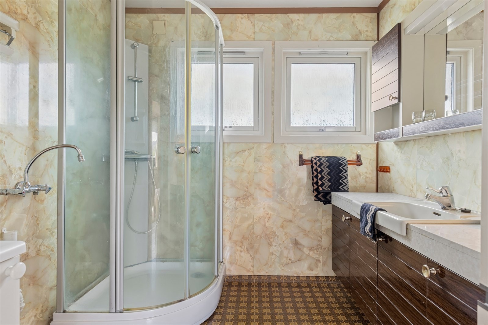 Badet ligger i 1. etasje. Gulv med belegg, vegger med respatex og himling med takess. Galleribilde