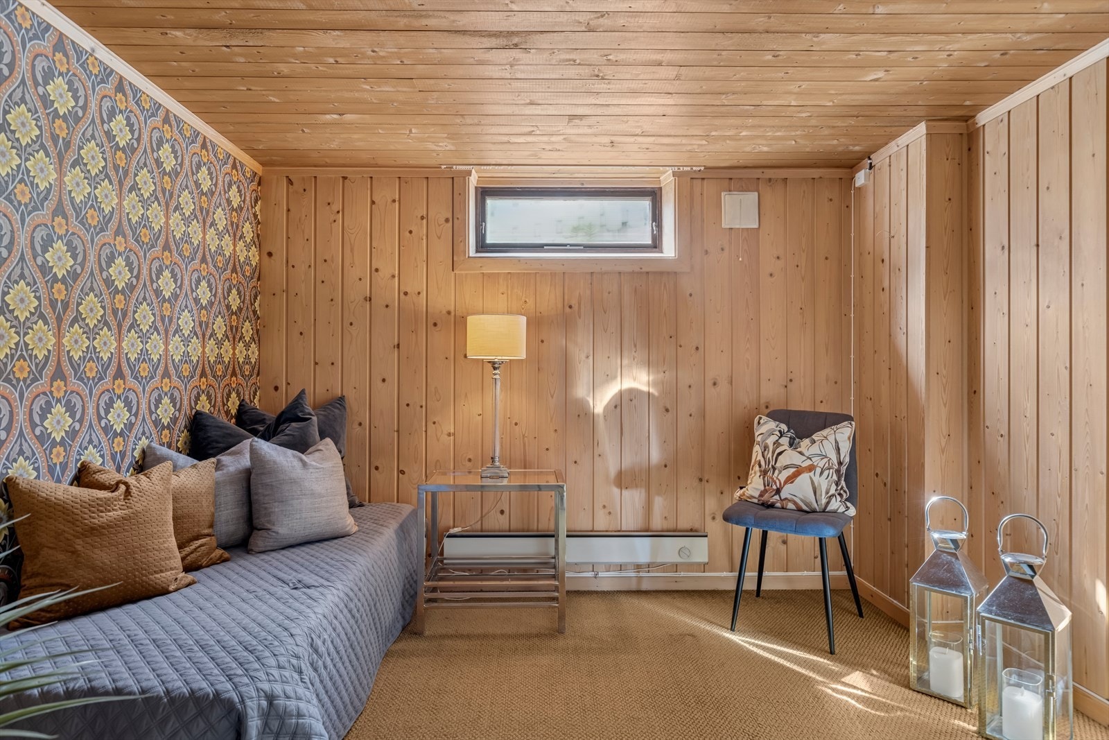 Innredet soverom i kjelleren er ikke omsøkt/godkjent. Se pkt. ferdigattest i salgsoppgaven for nærmere informasjon. Galleribilde