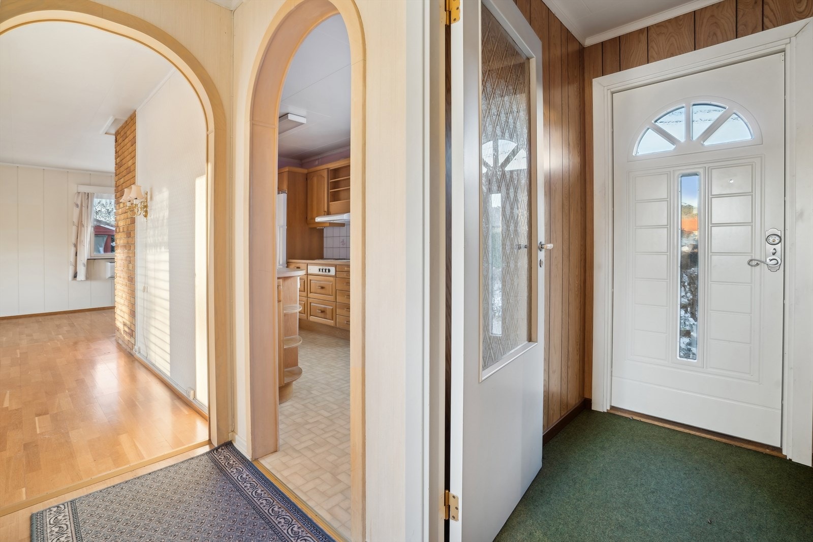 Vindfanget har fint lysinnslipp gjennom glassfelt i ytterdøren. Galleribilde