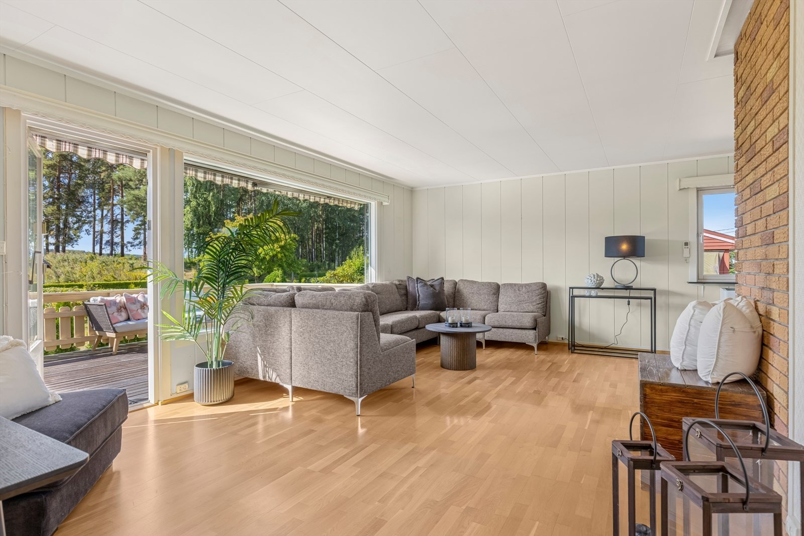 Lys stue i 1. etasje. Galleribilde