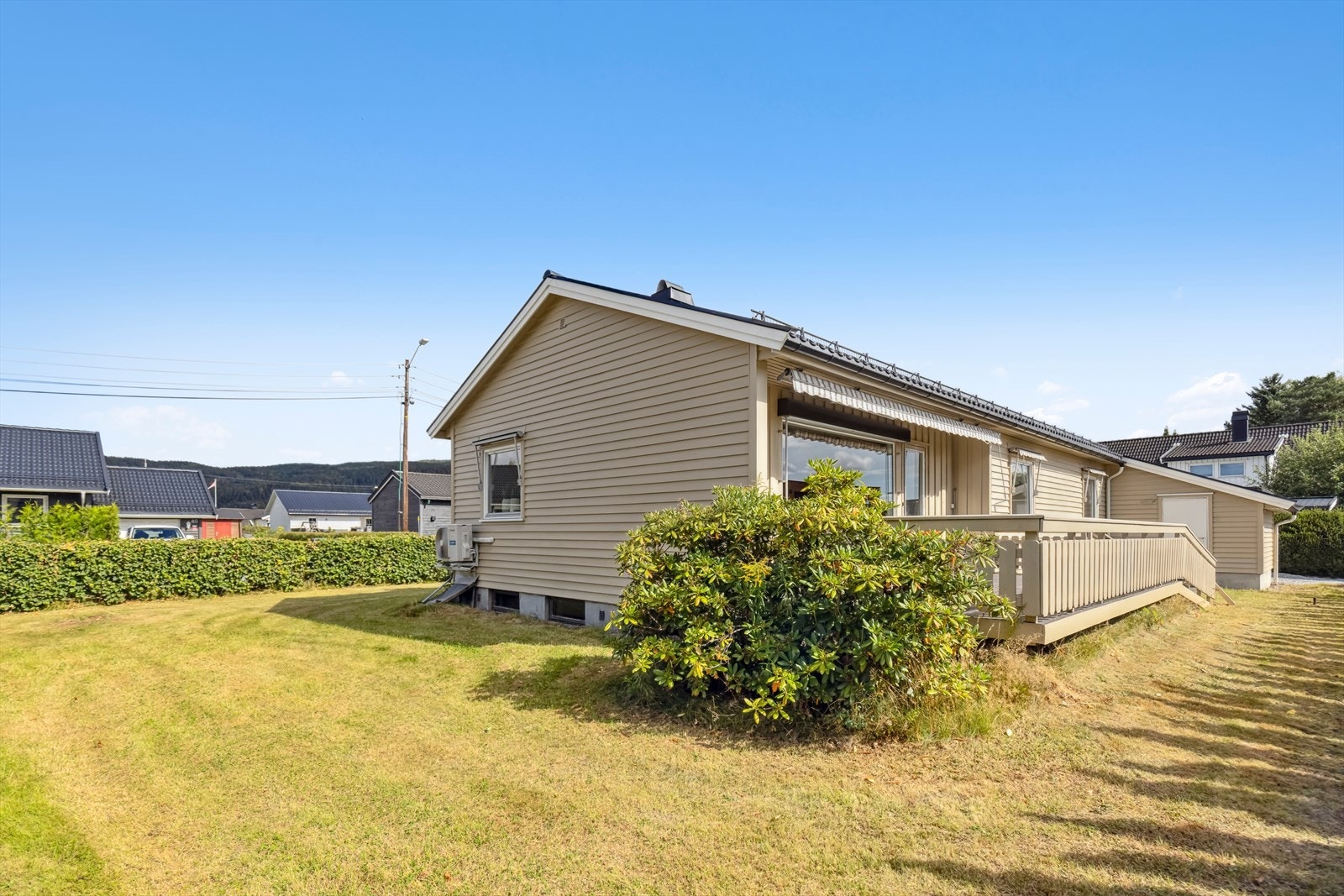 Tomten tilhørende denne boligen er opparbeidet med bl.a. gruslagt gårdsplass og plen. Galleribilde