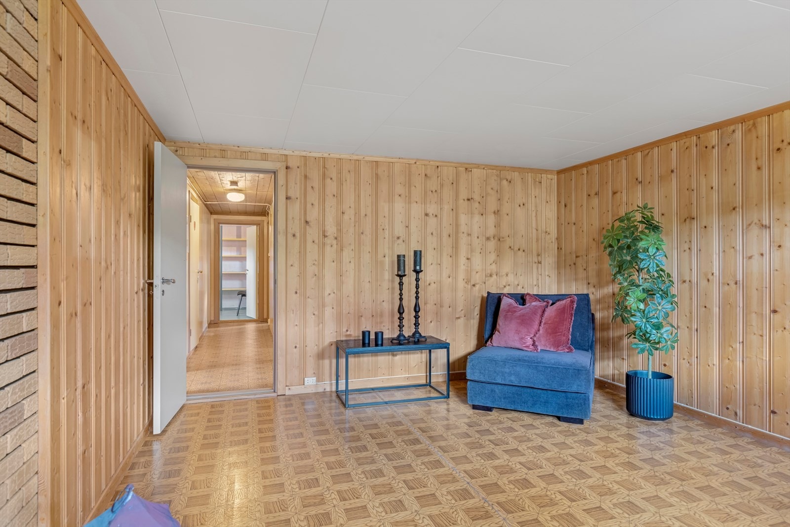 Innredet stue i kjelleren er ikke omsøkt/godkjent. Se pkt. ferdigattest i salgsoppgaven for nærmere informasjon. Galleribilde