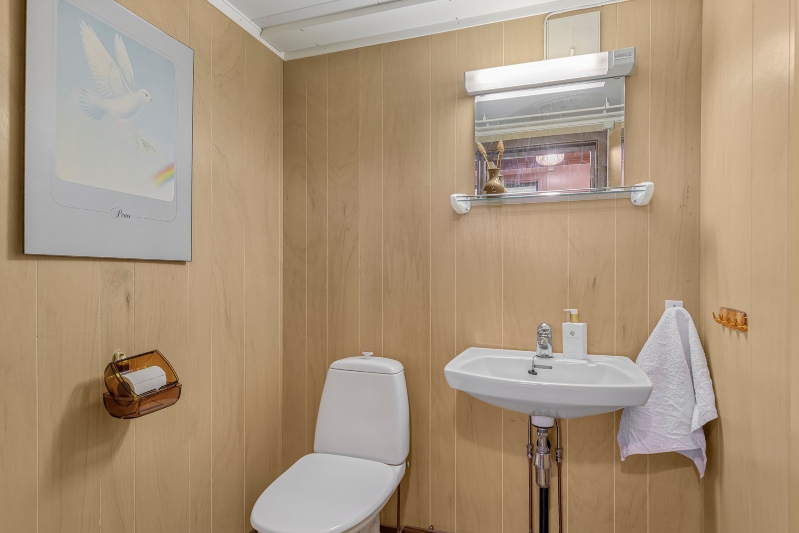 Innredet toalettrom i kjelleren er ikke omsøkt/godkjent. Se pkt. ferdigattest i salgsoppgaven for nærmere informasjon. Galleribilde