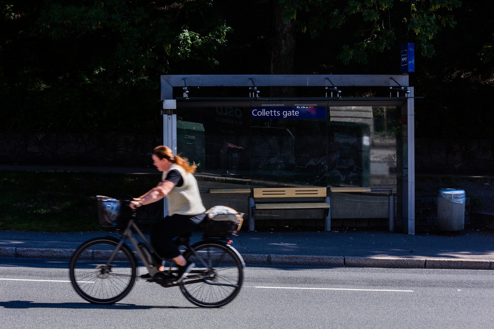 Kort vei til offentlig kommunikasjon, med både buss og trikk innen få minutters gange. Galleribilde