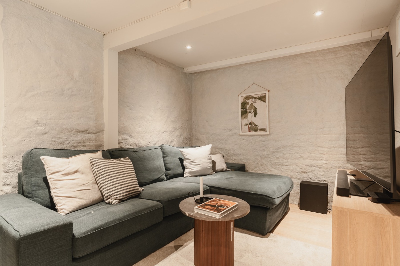 Underetasjen har egen inngang og er utleid for 19.800,- pr mnd. Galleribilde