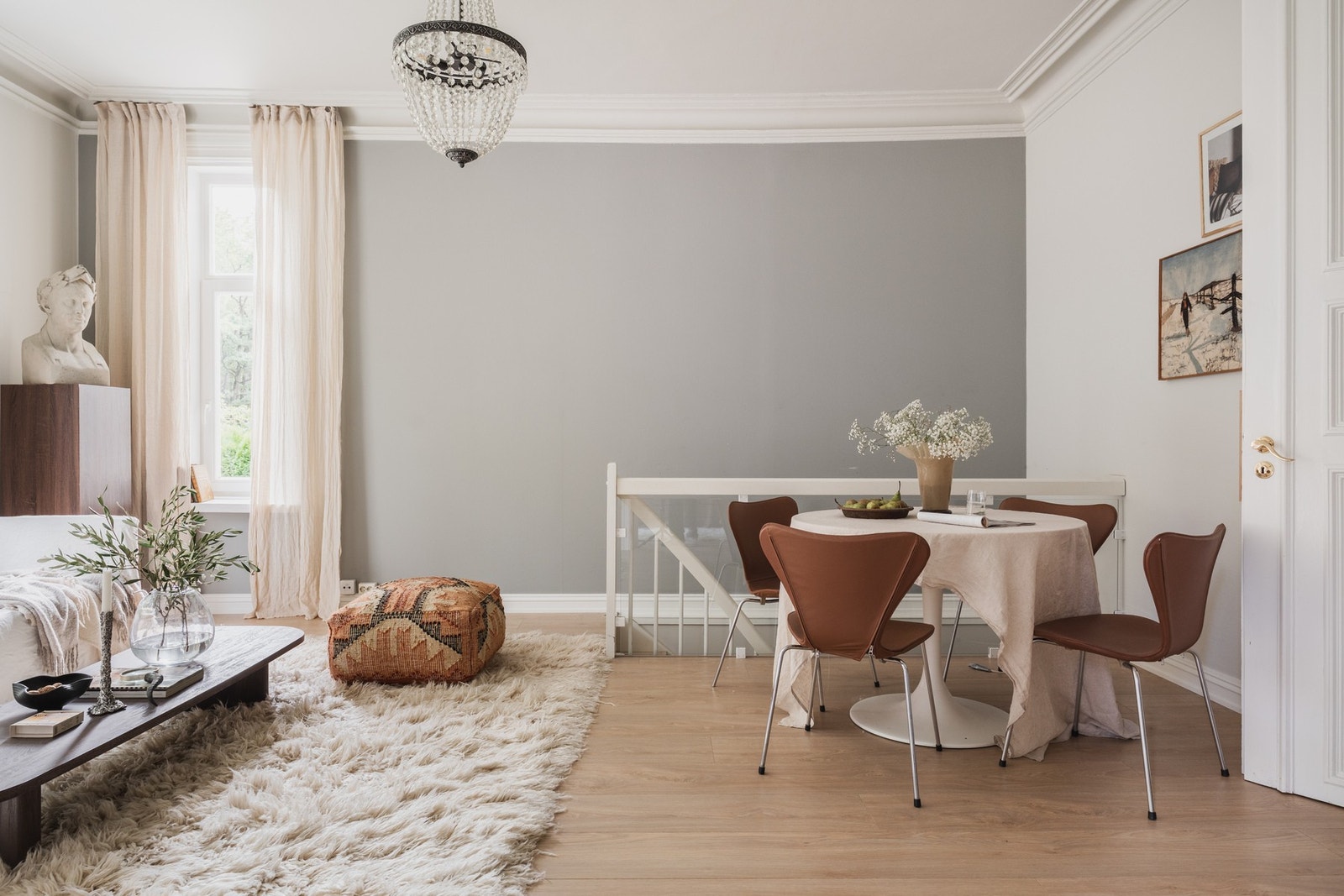 Lekkert 1-stavs laminatgulv fra 2020 med behagelig vannbåren gulvvarme. Galleribilde