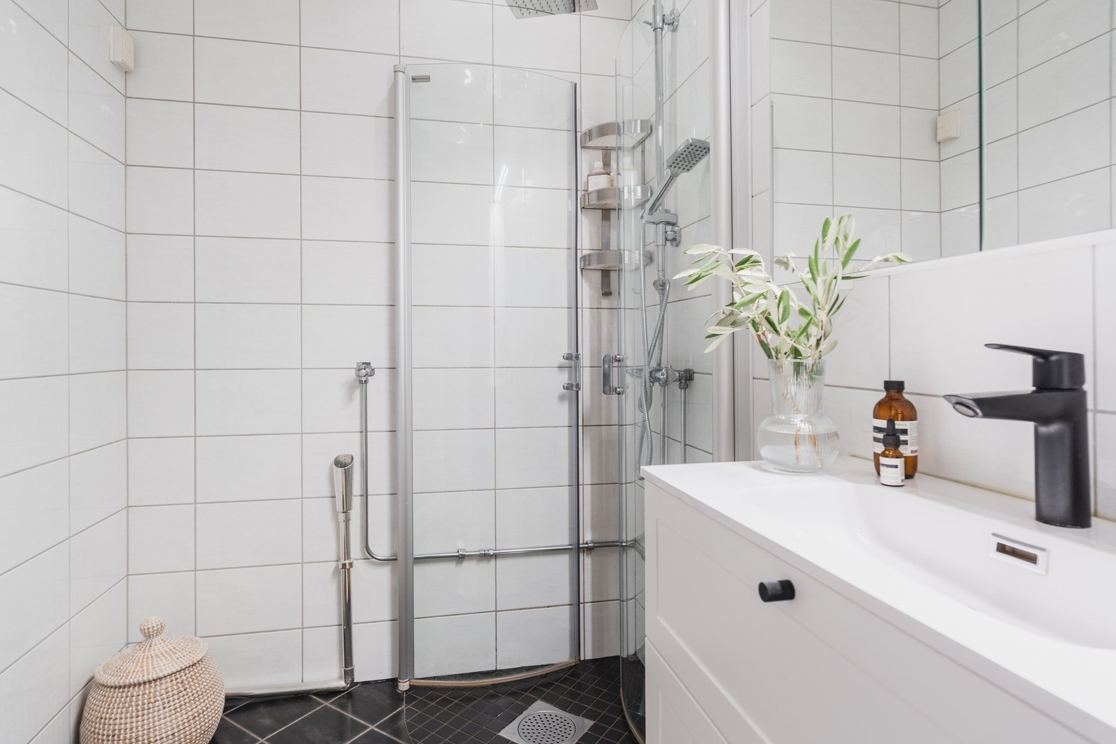 Servantseksjon, speilskap og høyskap nytt i 2023. Galleribilde