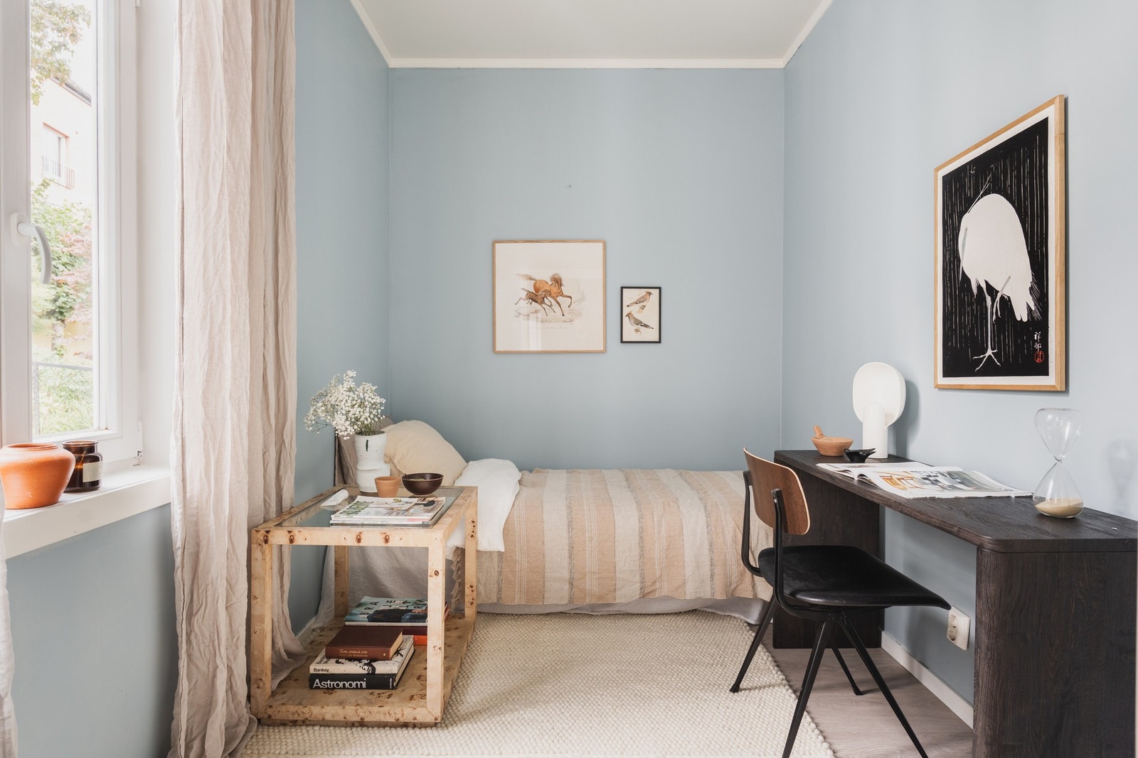 Soverom II med plass til seng, nattbord og oppbevaringsmøblement Galleribilde