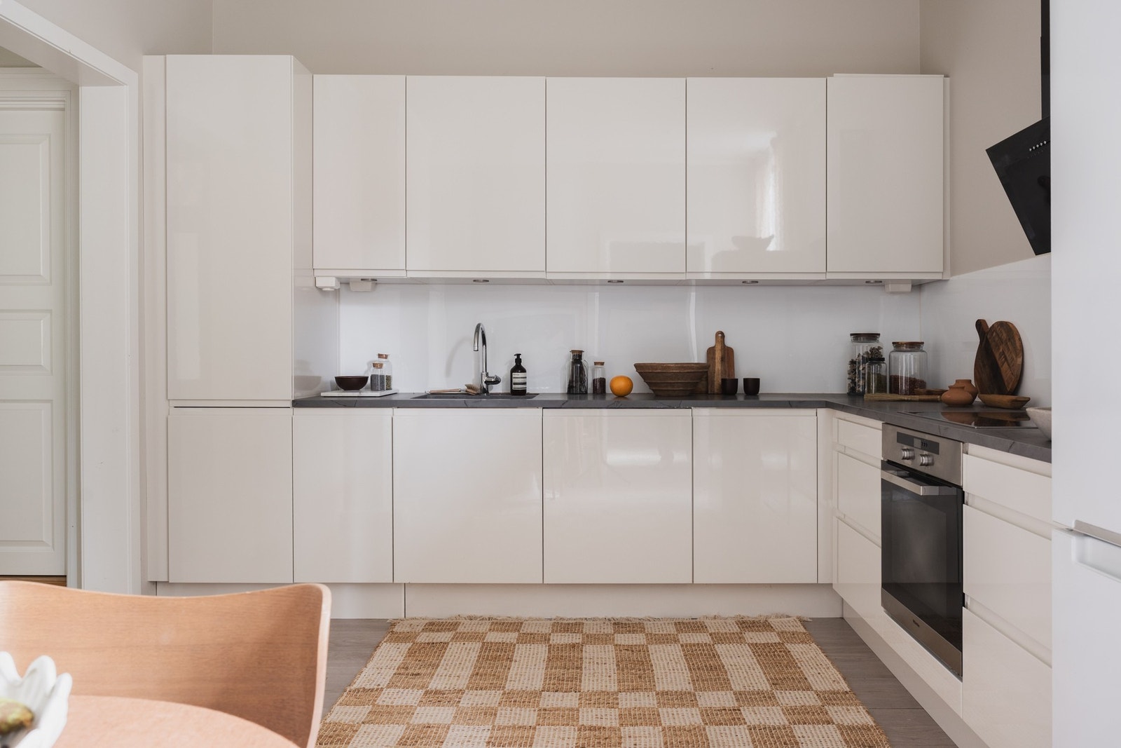 Praktisk spisekjøkken på eget rom. Lekker HTH kjøkkeninnredning fra 2020. Galleribilde