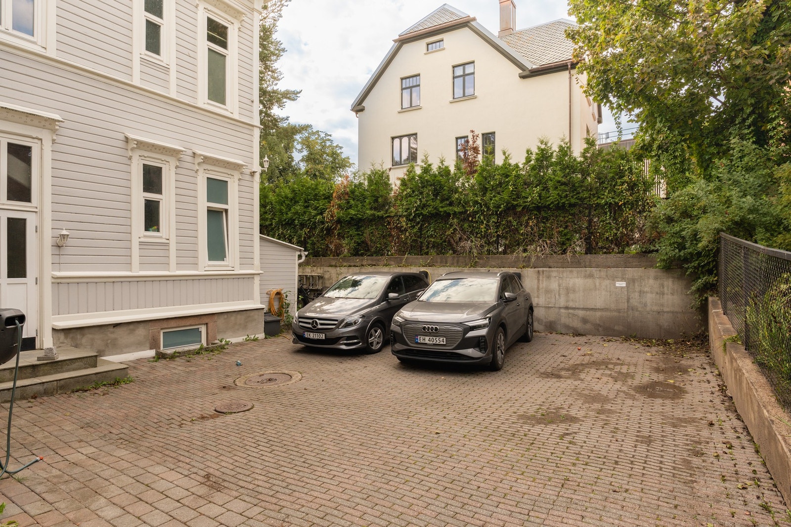 Hver seksjon disponerer en biloppstillingsplass. Det er i tillegg gjesteparkering. Galleribilde