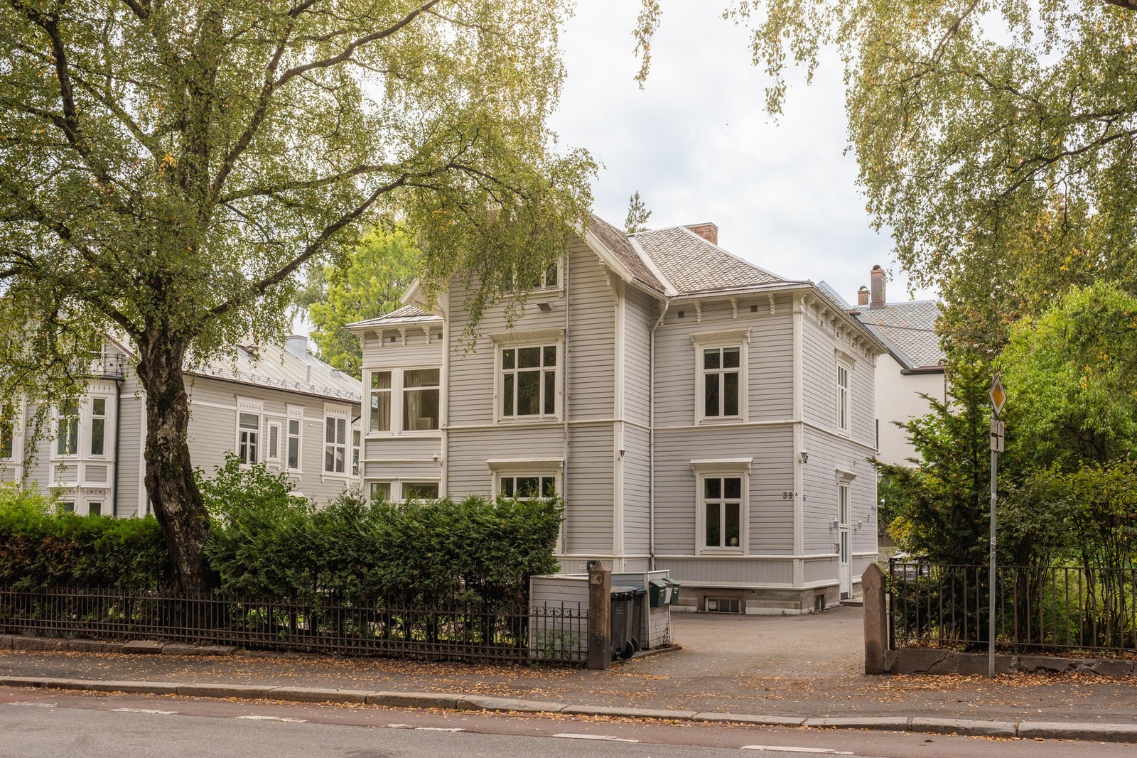 Colletts gate 39 er en del av en tidstypisk trevillagruppering fra 1890-årene preget av sveitserstil og arkitektur signert Olaf Boye & Rudolf Haeselich. Galleribilde