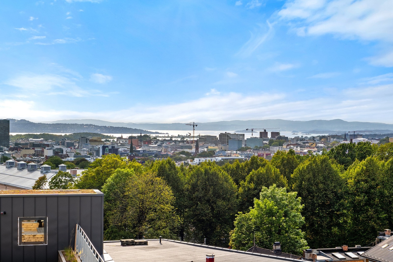 Sameiets takterrasse gir deg vidstrakt utsyn utover Oslofjorden. Galleribilde