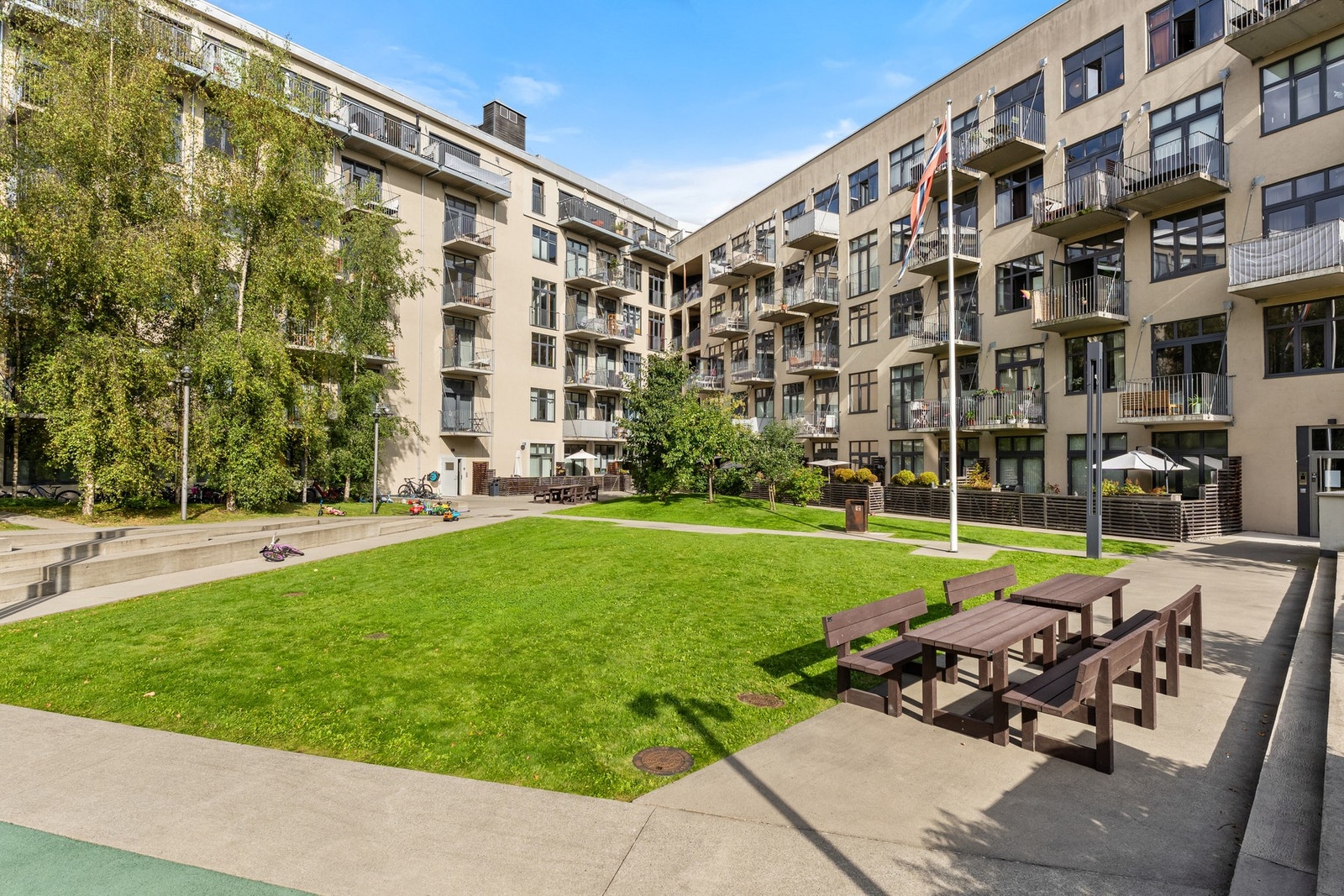 Sameiet har opparbeidet et pent uteareal med ulike soner for sittegrupper som er godt skjermet i bakgården. Galleribilde