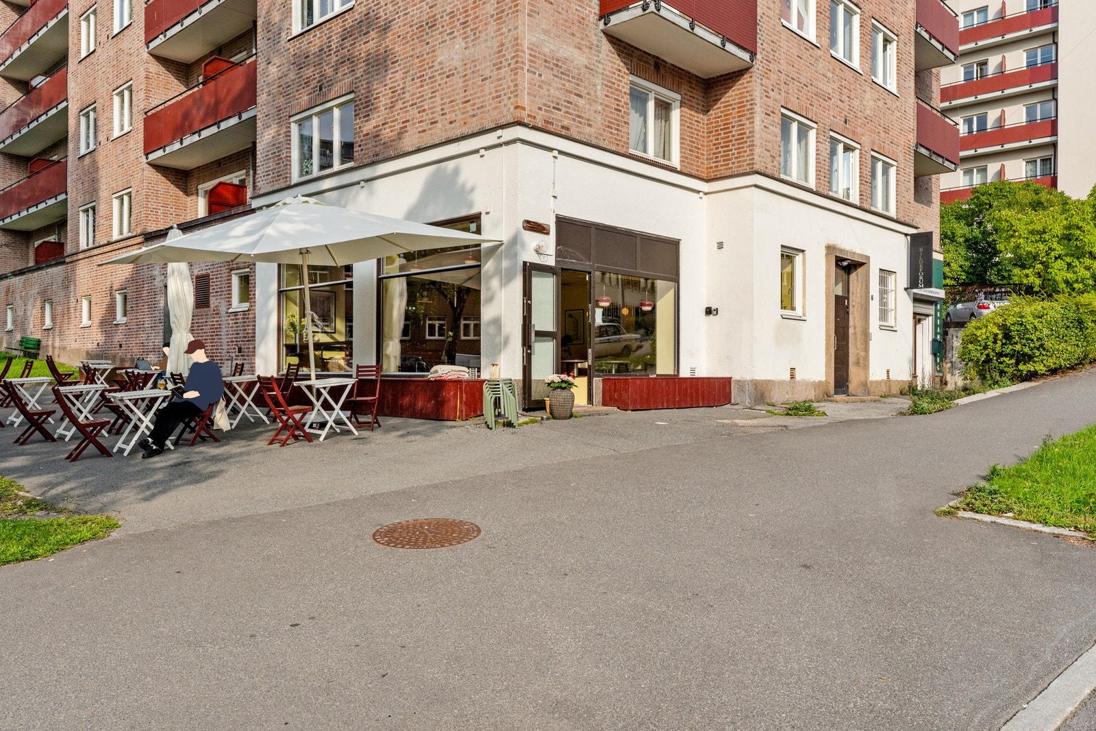 Nyåpnet hyggelig vinbar "Langt Langt Borte", perfekt på late sommerdager med hele 100 kvm uteservering. Galleribilde
