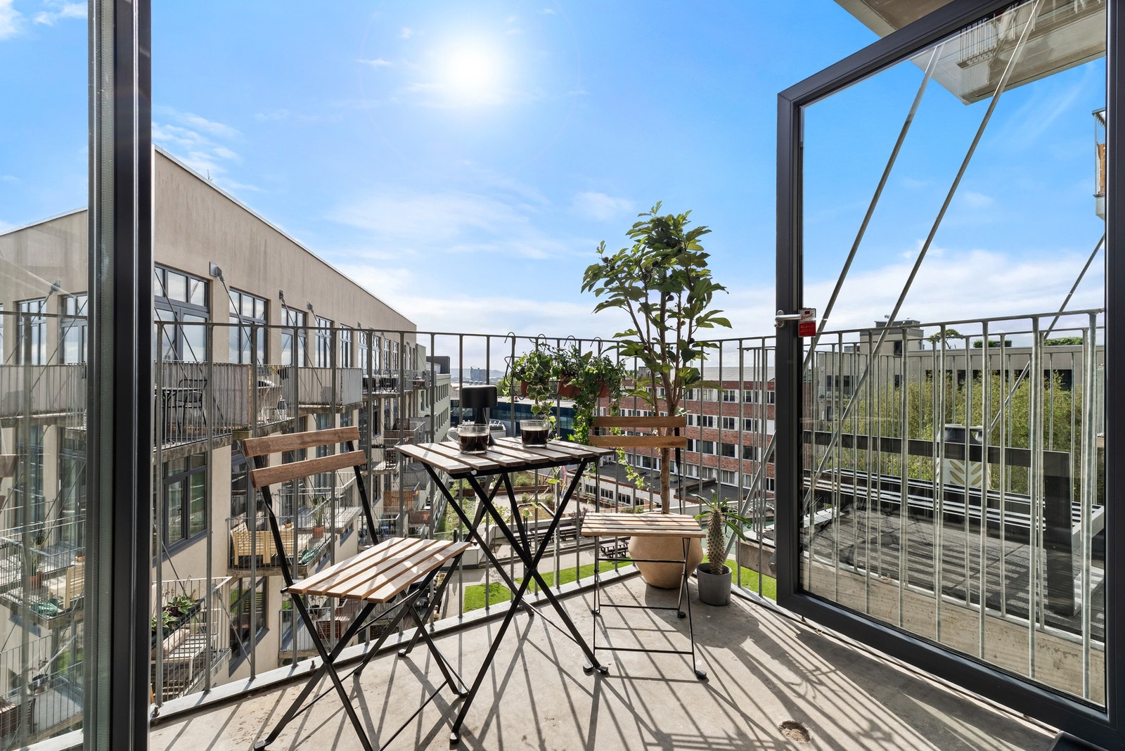 Lys og oppgradert 3-roms med god takhøyde og flott utsikt fra balkong. Galleribilde