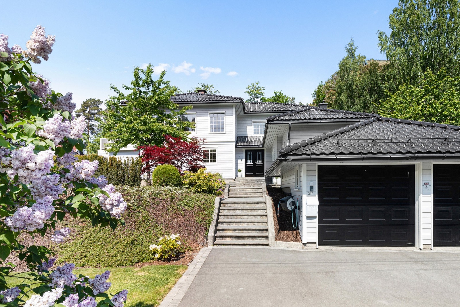 Dobbelgarasje og god plass til parkering på gårdsplassen Galleribilde