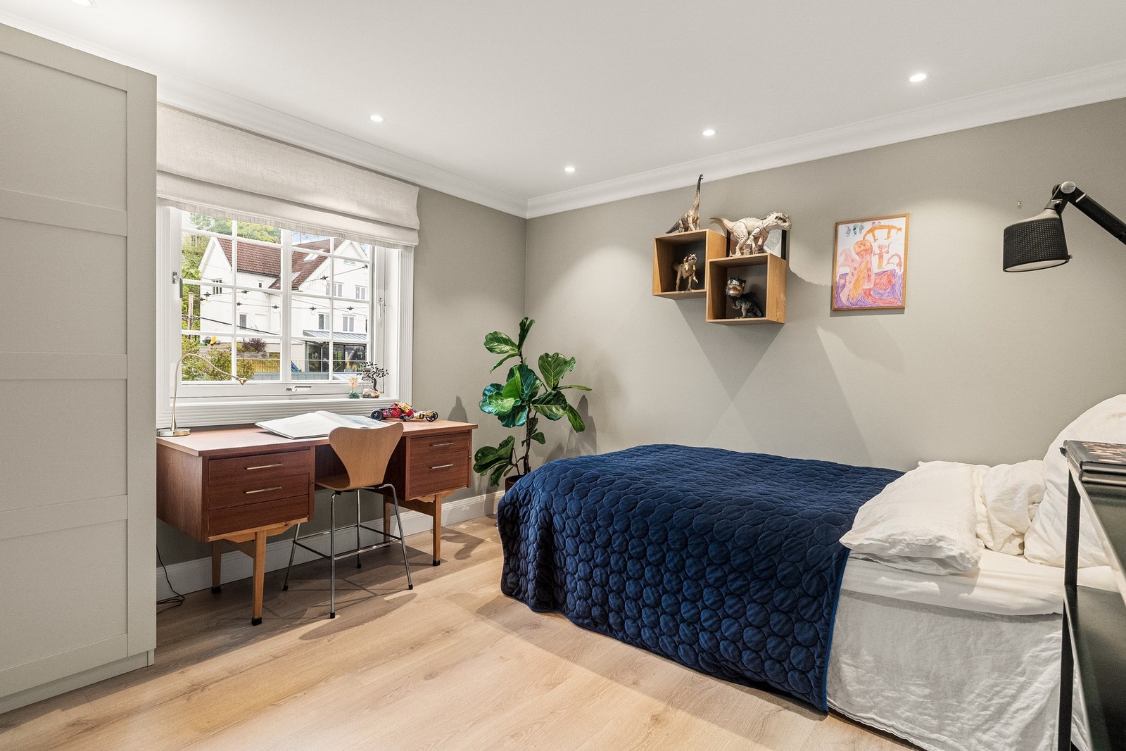 Soverom nr 2 i underetasjen har også god belysning og tidsriktig fargevalg Galleribilde