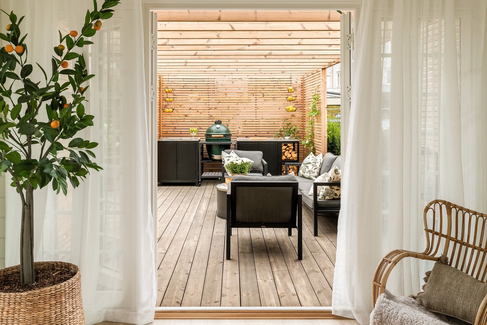 Fra hagestuen går du ut til en flott pergola Galleribilde