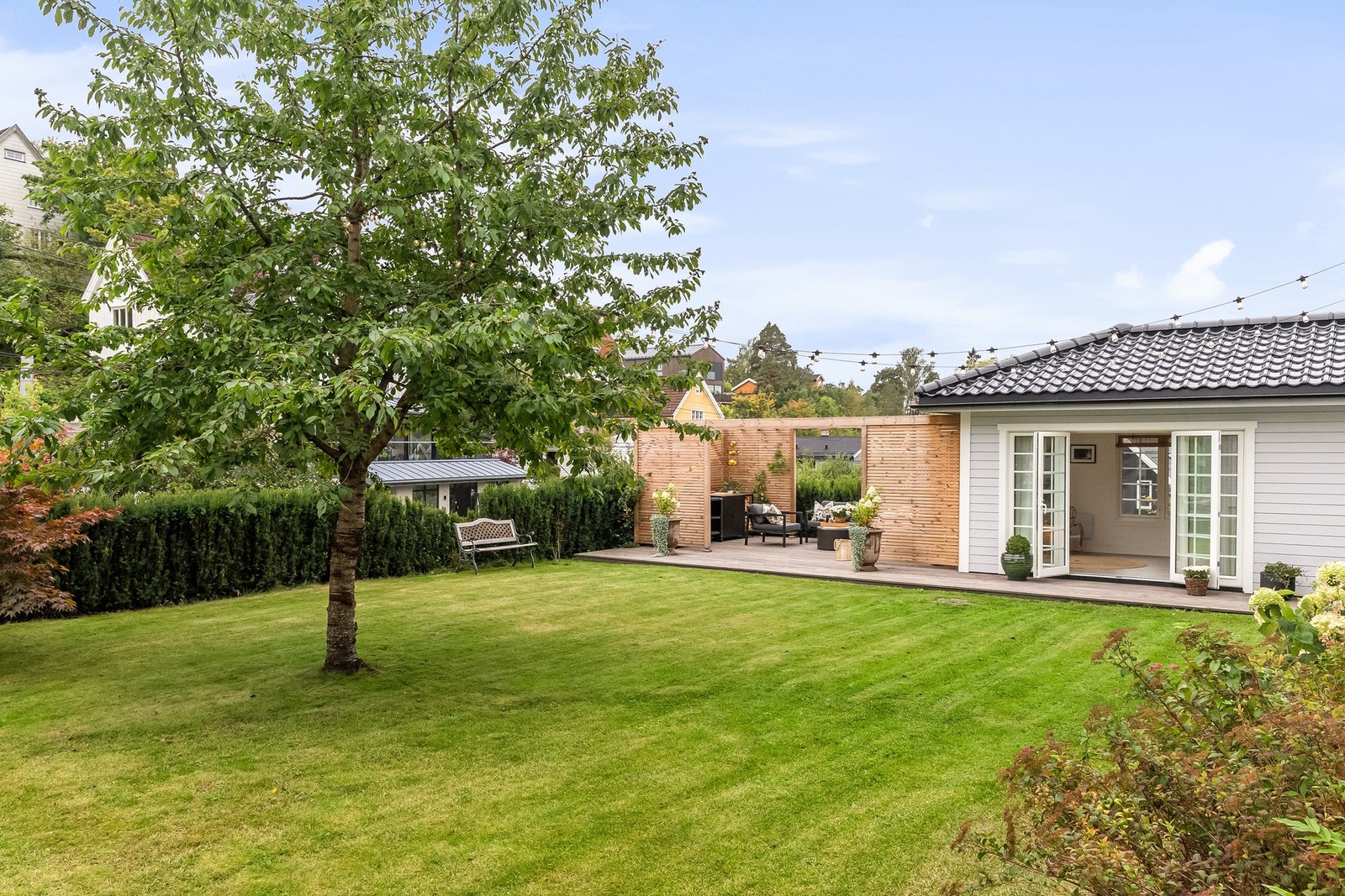 Anneks med kjøkken oppført i 2022 og Pergola med utekjøkken og kullgrill, oppført i 2025 Galleribilde