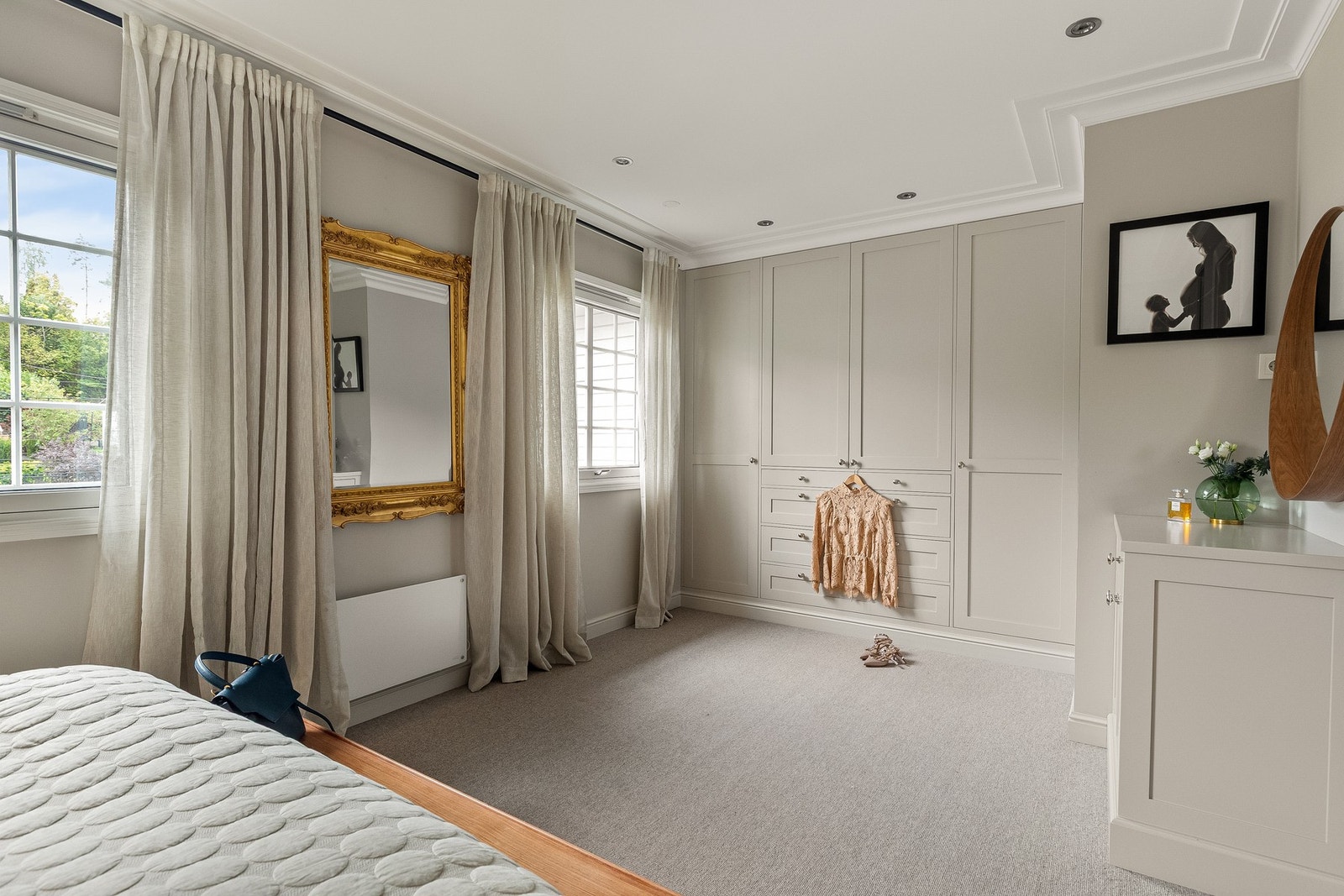 Møbelsnekret innredning og godt plasserte downlights Galleribilde