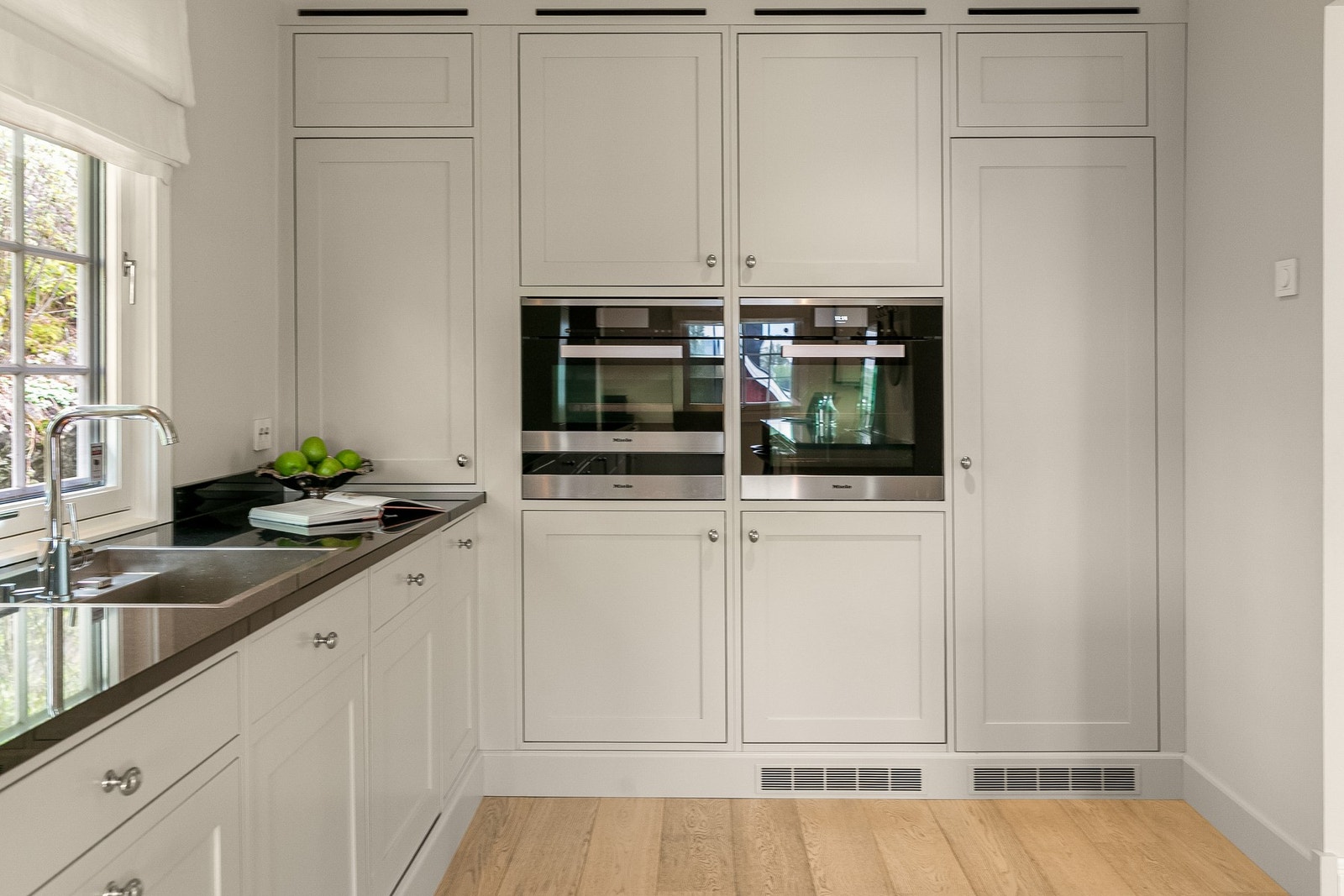 Integrerte hvitevarer i ergonomisk riktig høyde. Fyser og stort kjøleskap. Alle hvitevarer på kjøkken medfølger Galleribilde