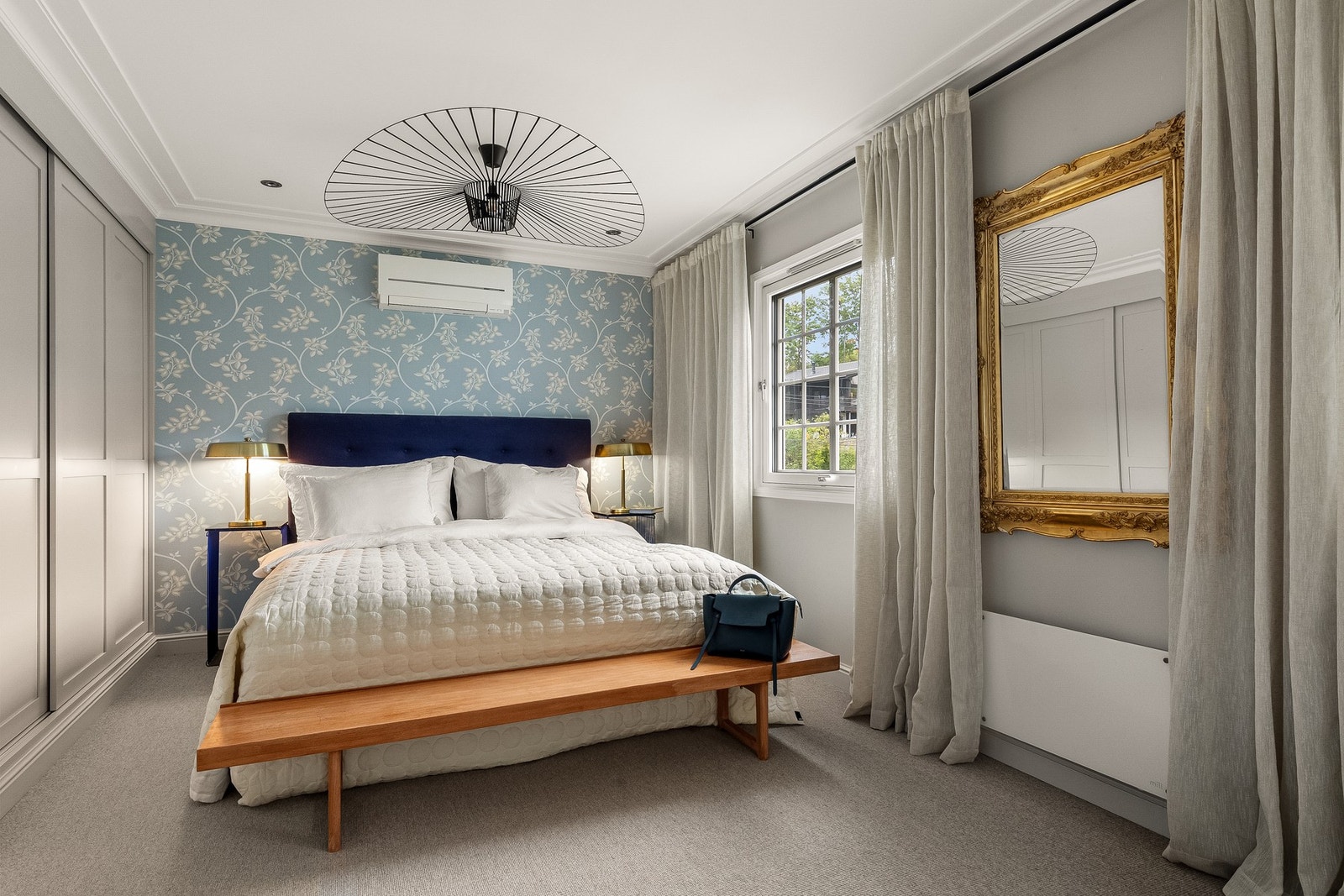 Hovedsoverom med lune tekstiler og god garderobeplass Galleribilde