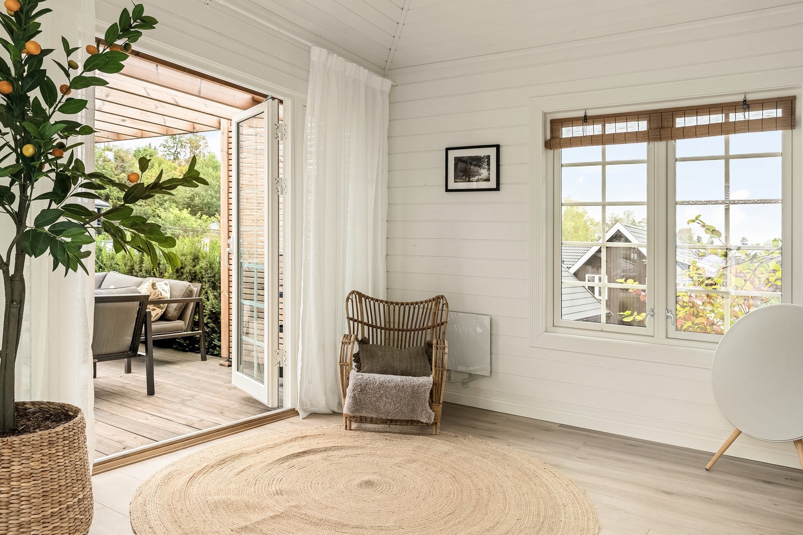 I sommerstuen er det god mulighet for samle venner og familie ute Galleribilde