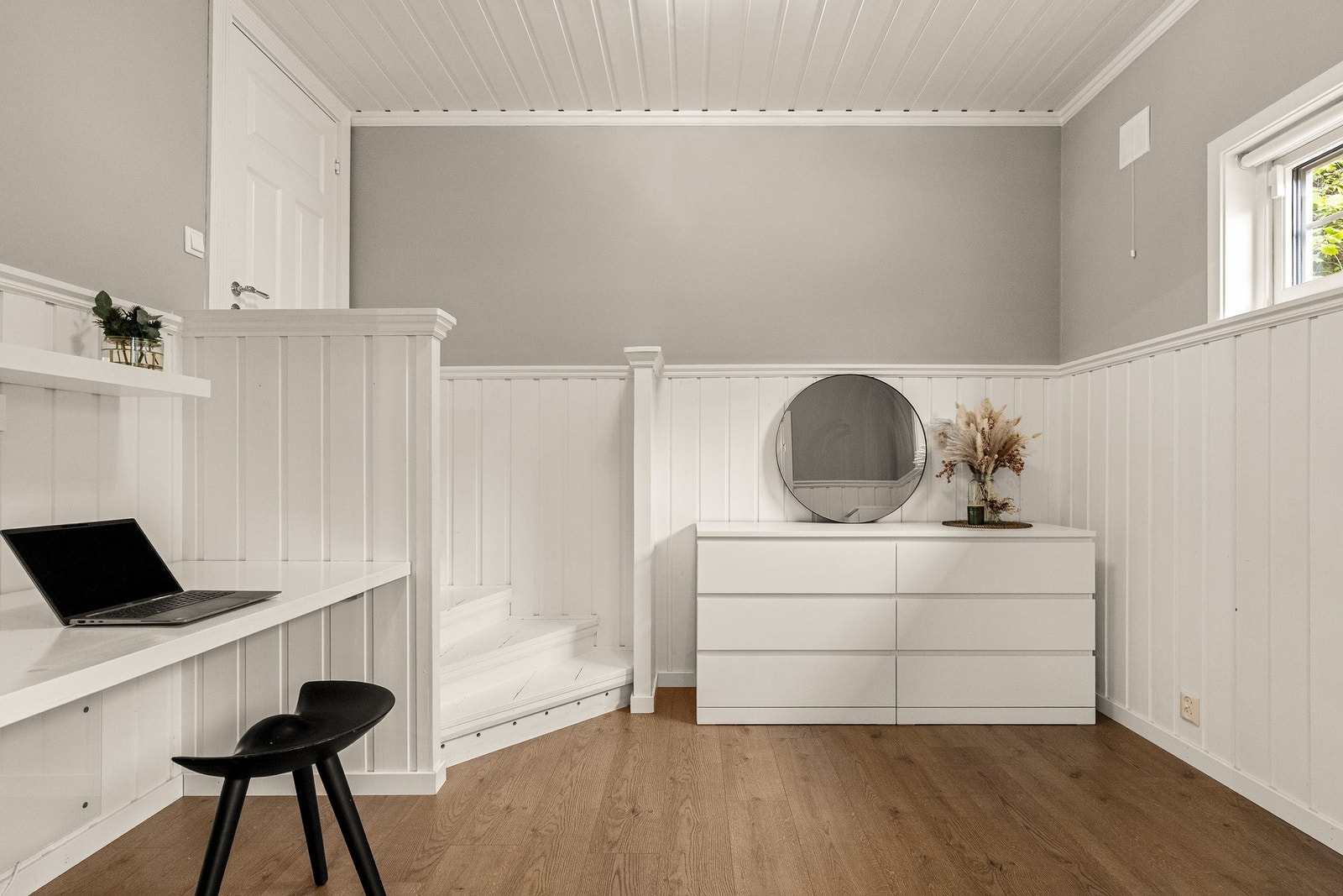 Rommet er stor og har en arbeidsom del med plass for kommoder mm Galleribilde