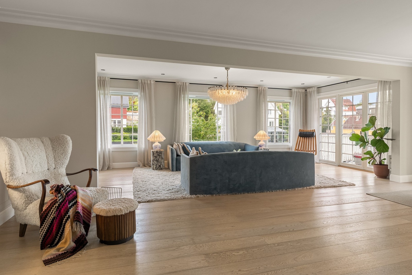 Stuen og kjøkkenet har pene gulv, vakkert listverk og tiltalende løsninger Galleribilde