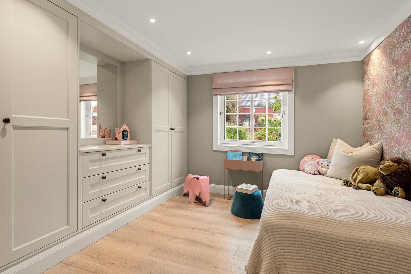 Soverom nr 1 i underetasjen har gode garderobeløsninger Galleribilde