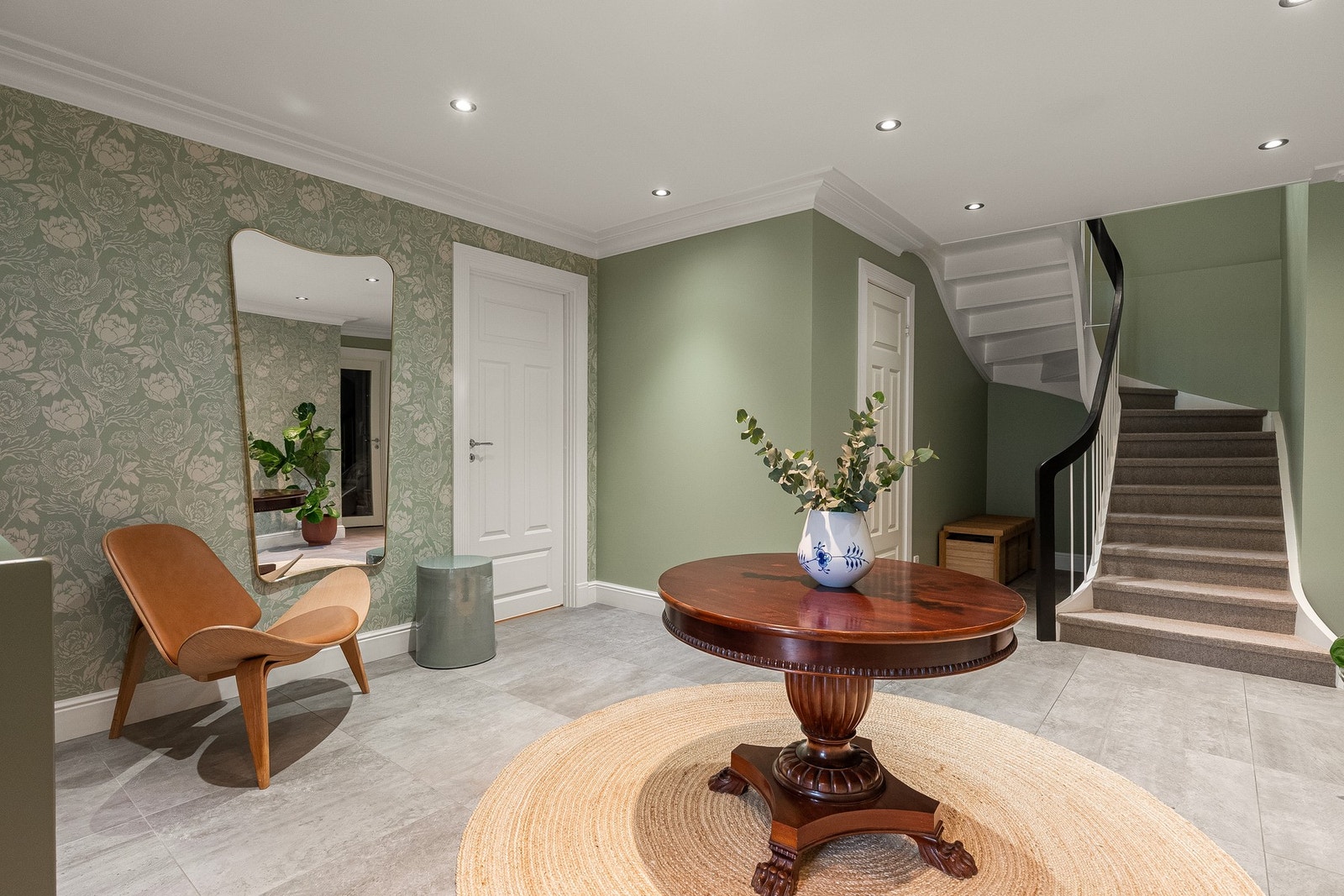 Delikate fliser på gulv og pene overflater gir et godt førsteinntrykk Galleribilde