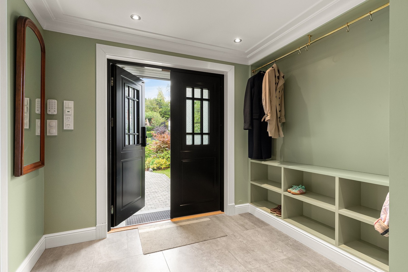 Flott dobbelfløyet dør med glass, samt tilpasset hylle og jakkeoppheng Galleribilde