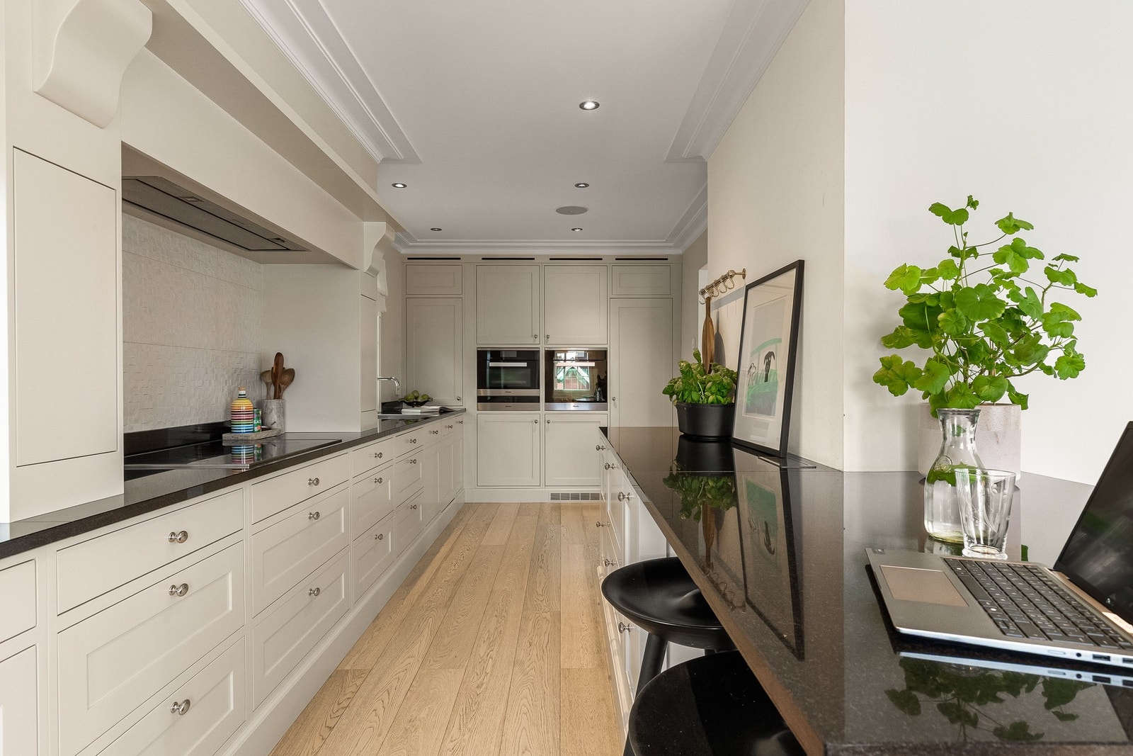 Meget god skap- og benkeplass Galleribilde