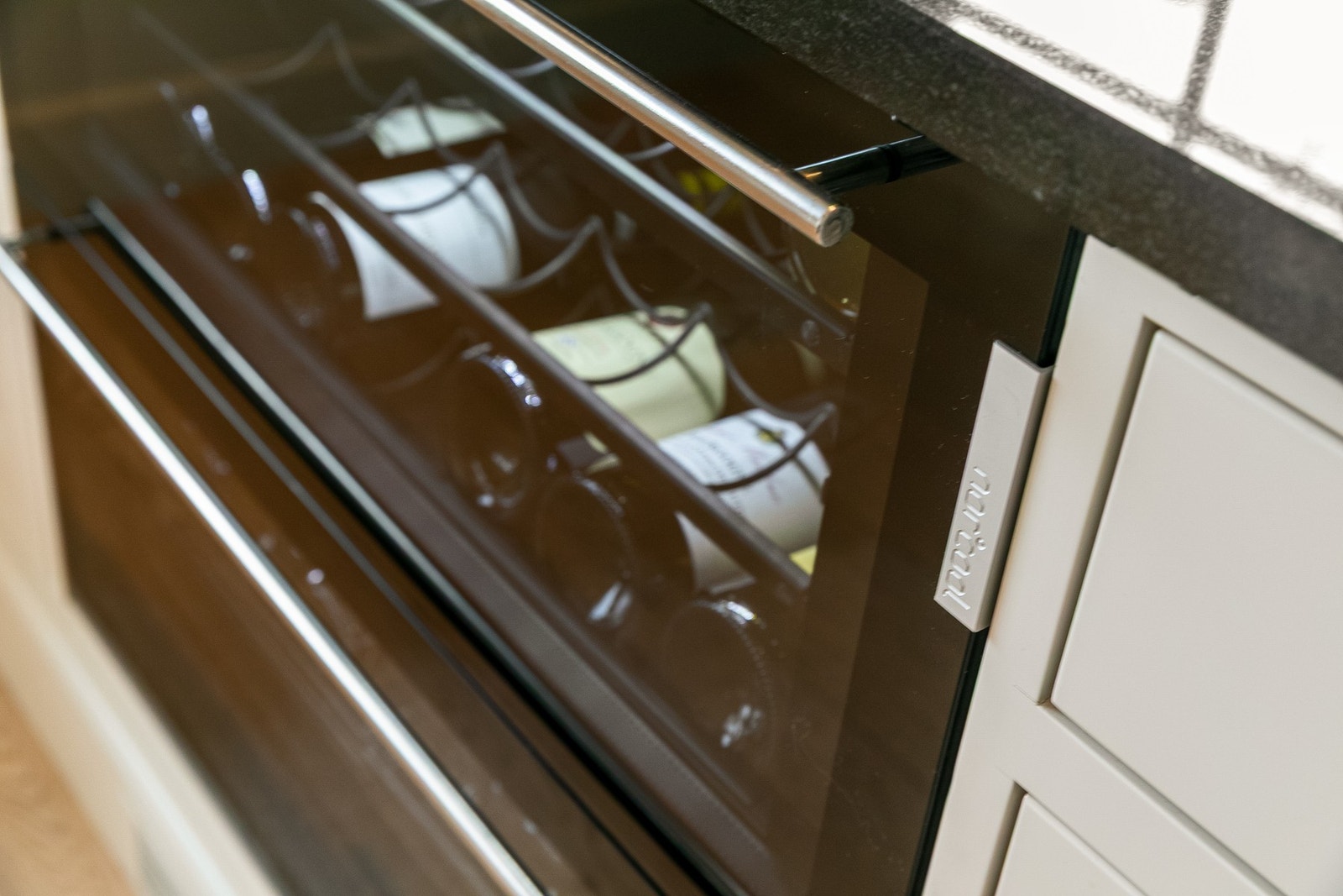 Vinskuffer på kjøkkenet Galleribilde