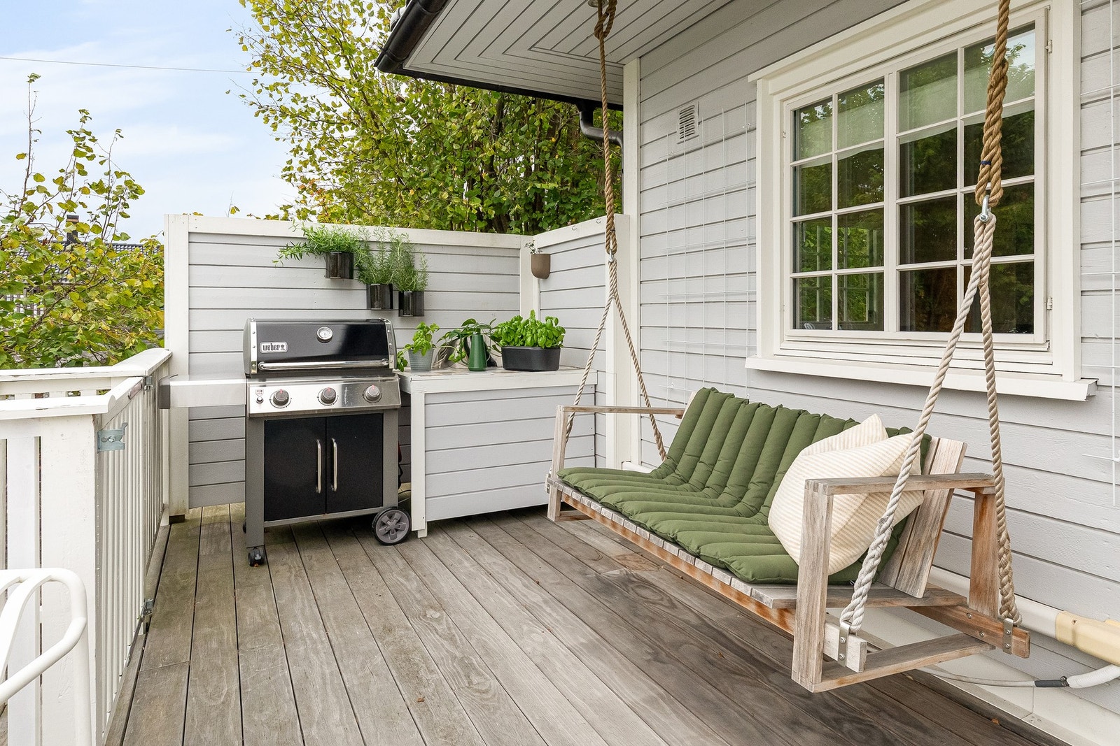 Terrasse med idyllisk moderne "hammok" Galleribilde