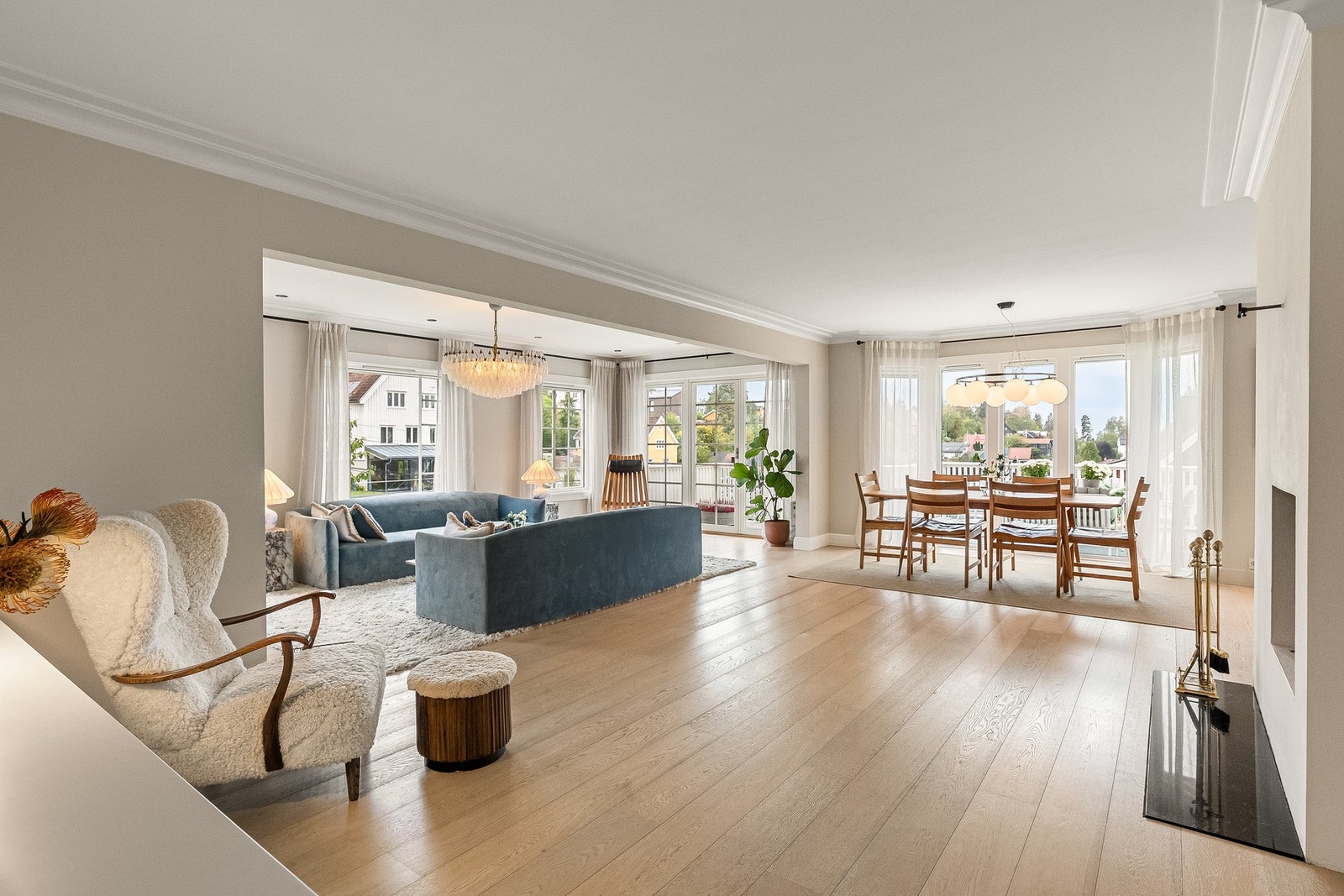 Stuen er luftig og har flotte gulv Galleribilde