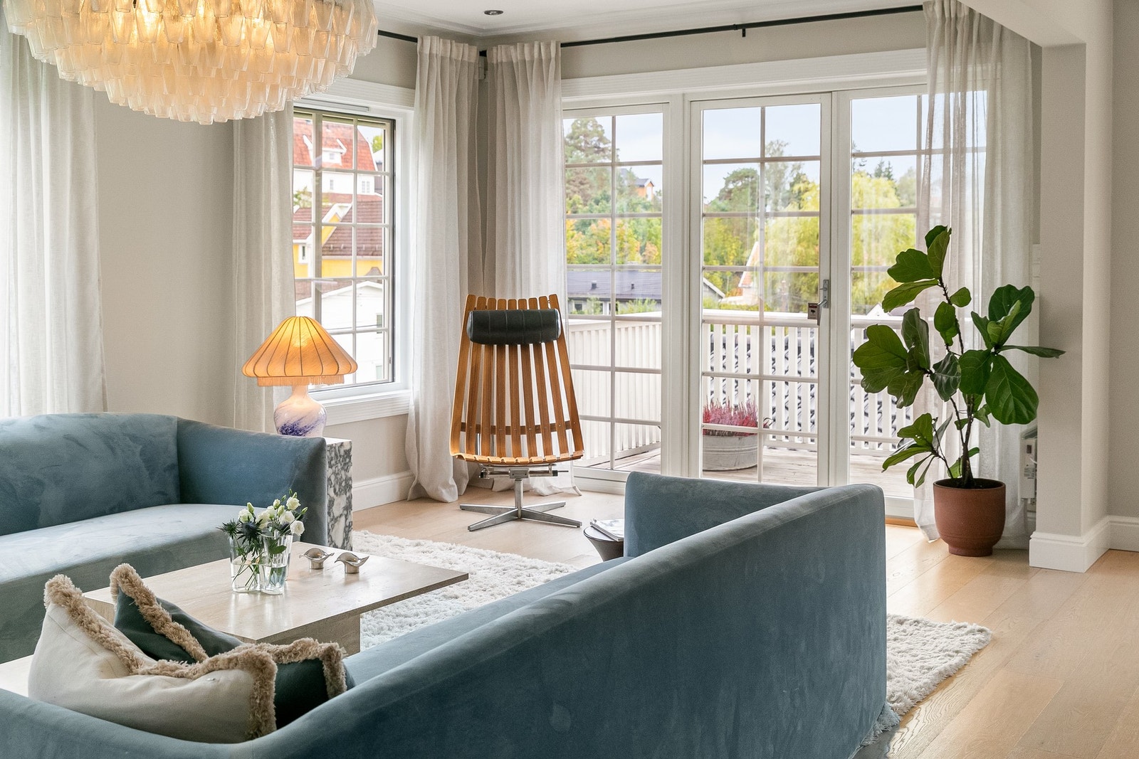 Stuen har utgang til solrik terrasse Galleribilde