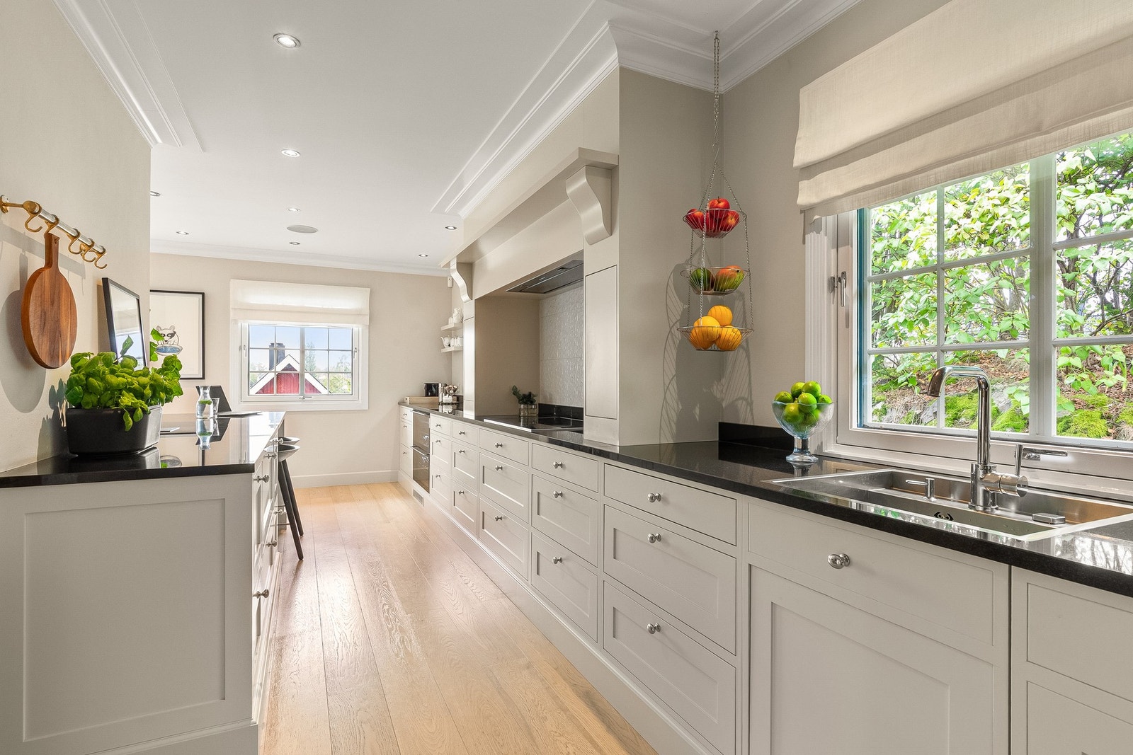 Granittbenkeplate, integrerte hvitevarer og vinskuff Galleribilde