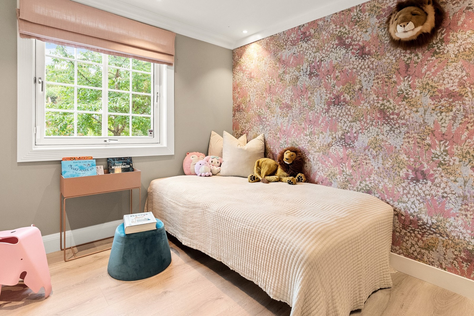 Soverommet har pene gulv og nye tapeter Galleribilde