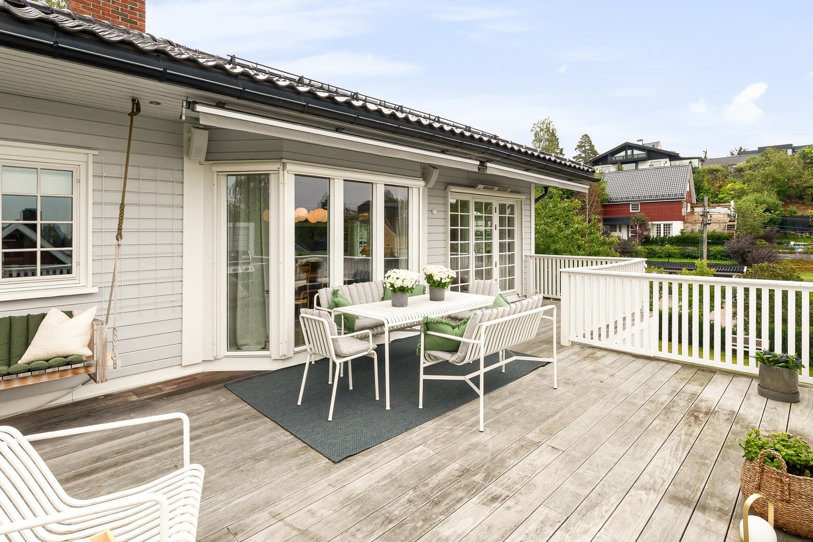 Terrassen har markiser og høyttalere er gode stemningskapere Galleribilde