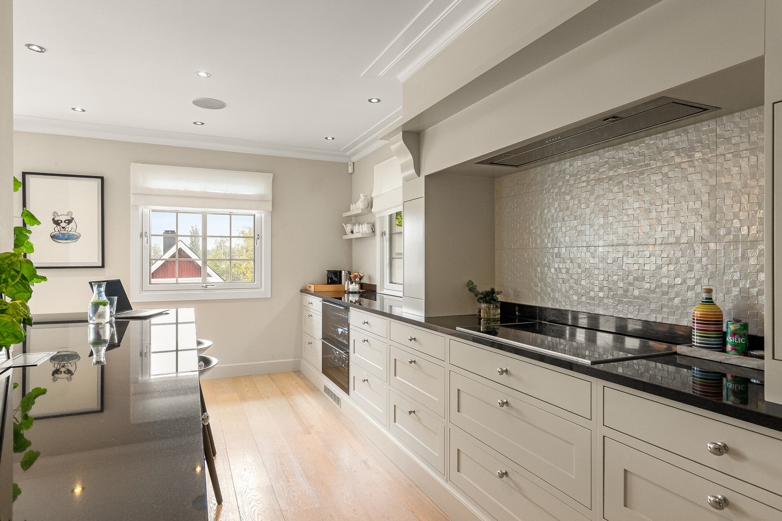 Kjøkkenet har flotte arbeidsforhold for den matglade. Godt med plass på og rundt en bred koketopp med godt avtrekk, integrerte krydderhyller og høyttalere i taket Galleribilde