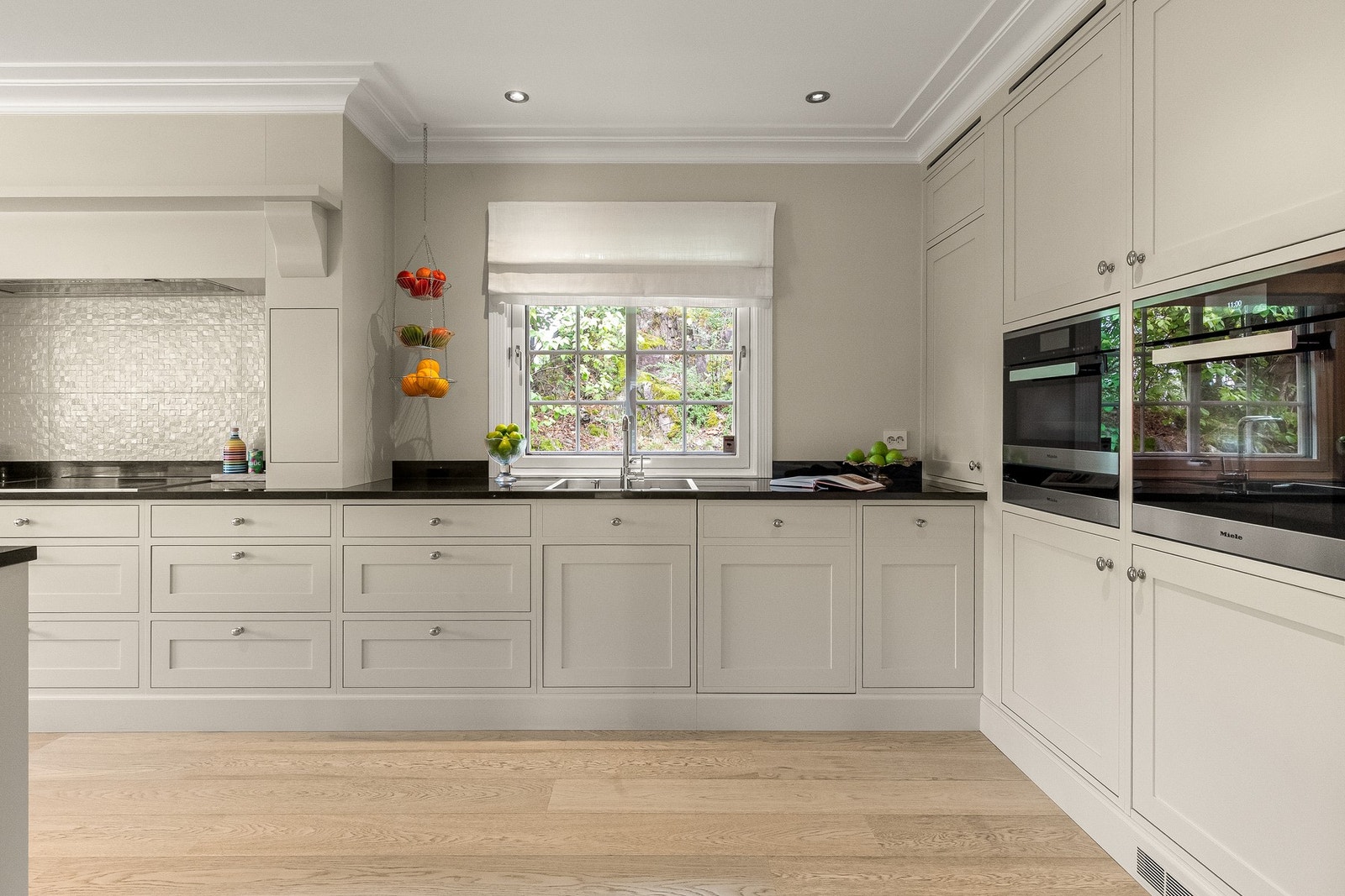 Tiltalende kjøkken med kvalitetsinnredning fra JH interiør Galleribilde