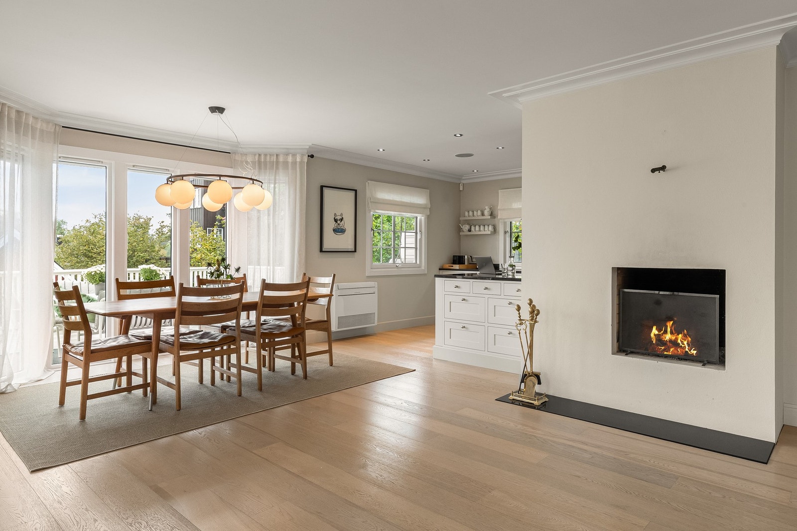 I stuen fungerer den stilrene peisen som en fin romdeler mellom kjøkken og stue Galleribilde