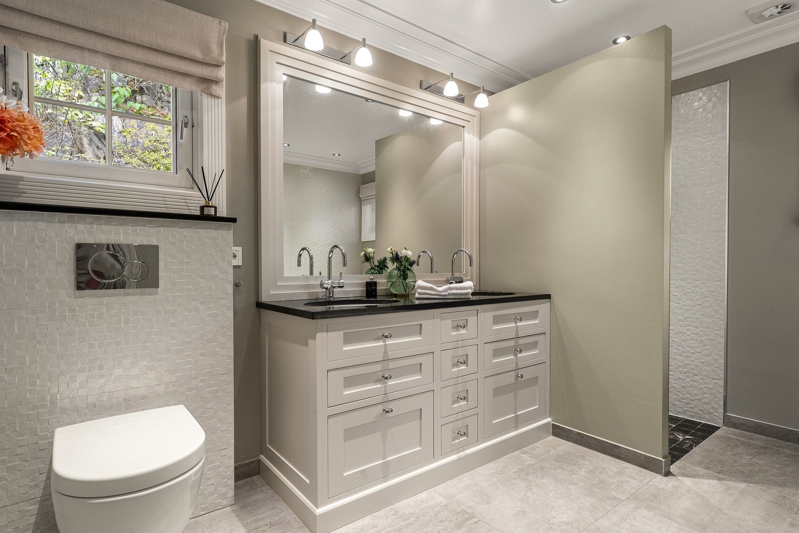 Badet har badekar og dusjnisje Galleribilde