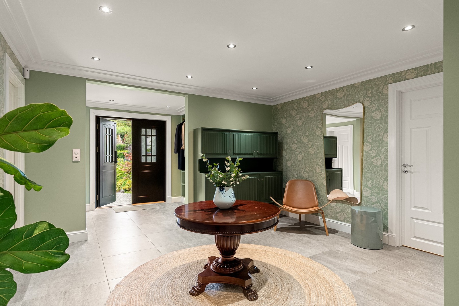 Romslig hall med god plass til alle Galleribilde